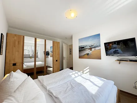 1.Schlafzimmer mit Doppelbett und Kleiderschrank