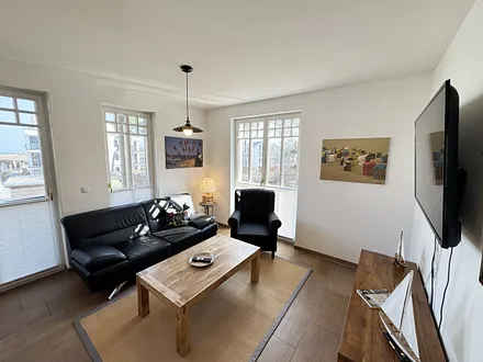 gemütliches Wohnzimmer mit Smart-TV