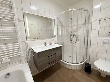 innenliegendes Badezimmer mit Dusche und WC