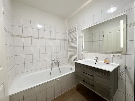 innenliegendes Badezimmer mit Badewanne