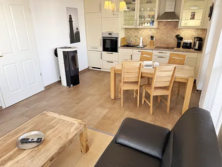 Blick zum Ess-/Kochbereich mit Kamin