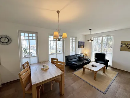 Essbereich mit Stühlen