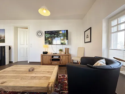 gemütlicher Wohnbereich mit Smart-TV