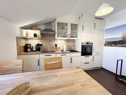 Küchenzeile mit diversen Küchenutensilien