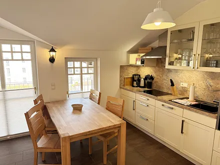 Küchenzeile mit Essbereich