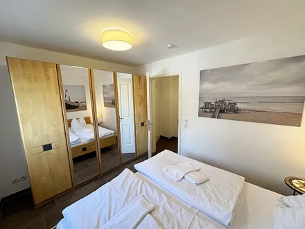 1.Schlafzimmer mit Doppelbett und Kleiderschrank