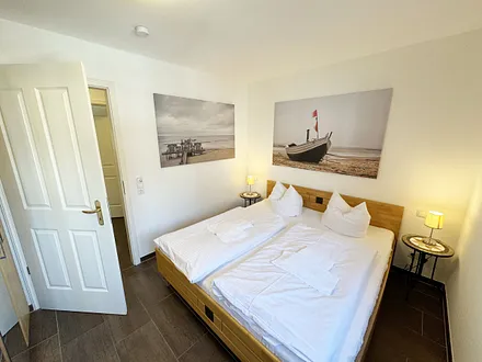 1.Schlafzimmer mit Doppelbett und Nachttischablagen