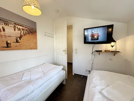2.Schlafzimmer  mit Einzelbetten mit Flachbild-TV