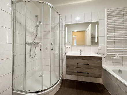 innenliegendes Badezimmer mit Dusche