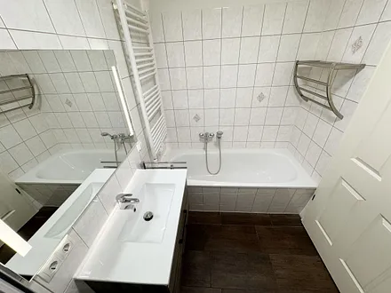 innenliegendes Badezimmer mit Badewanne