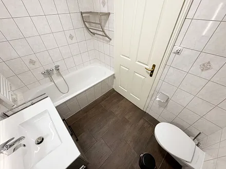 innenliegendes Badezimmer mit WC