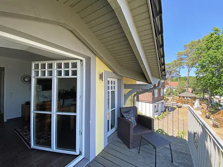 bestuhlter Balkon mit Blick ins Grüne