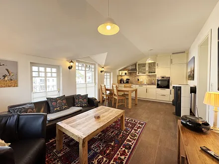 gemütlicher Wohnbereich mit Blick auf die Küchenzeile