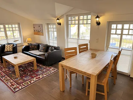 Essbereich mit Stühlen