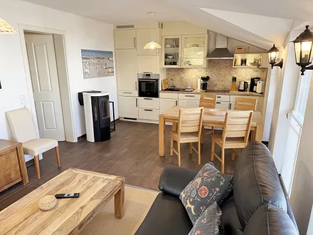 gemütlicher Wohnbereich mit Couch und Kamin