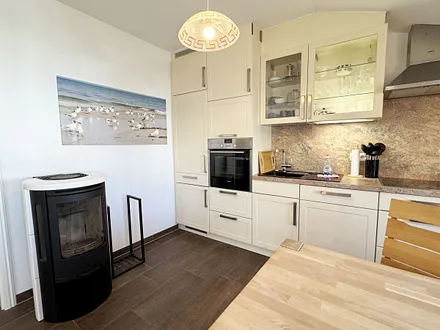 Blick vom Essbereich auf die Küchenzeile