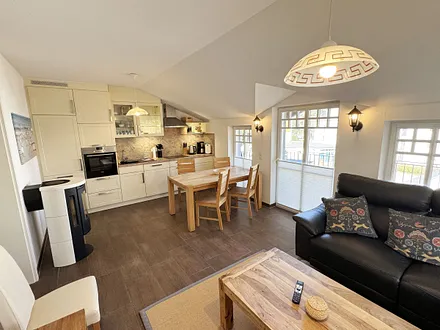 Küchenzeile mit diversen Küchenutensilien