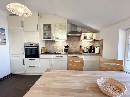 Küchenzeile mit diversen Küchenutensilien