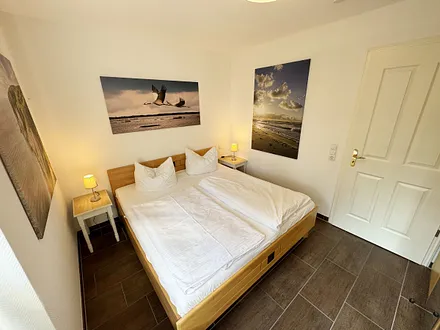 1.Schlafzimmer mit Doppelbett und Nachttischablagen