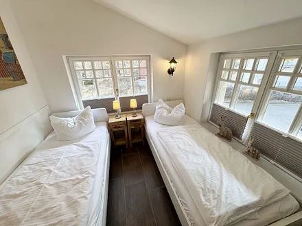 2.Schlafzimmer mit Einzelbetten mit Nachttischablagen