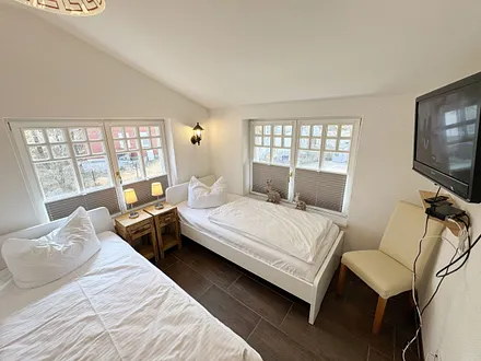 2. Schlafzimmer mit Einzelbetten und Nachttischablagen