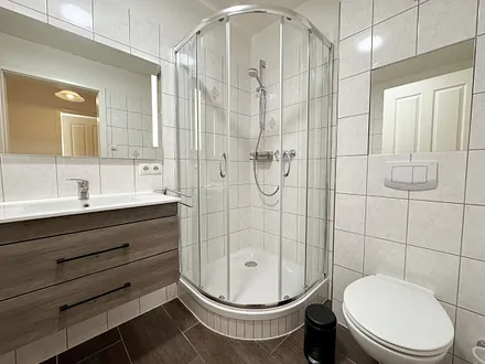 innenliegendes Badezimmer mit Dusche und WC