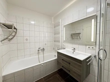 innenliegendes Badezimmer mit Badewanne