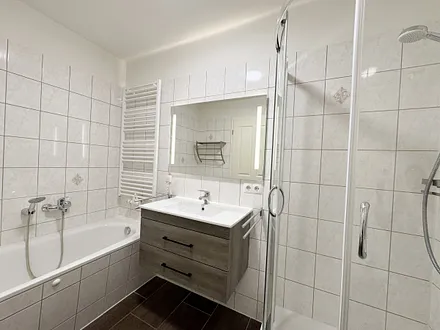 innenliegendes Badezimmer mit Waschbecken