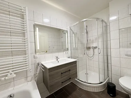 innenliegendes Badezimmer mit Dusche und WC