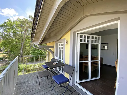 bestuhlter Balkon in ruhiger Lage