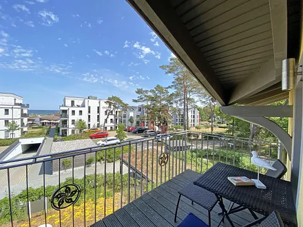 bestuhlter Balkon mit weitem Blick