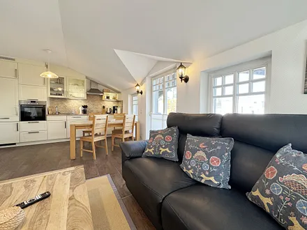 gemütlicher Wohnbereich mit Blick auf die Küchenzeile