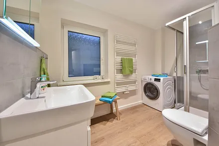Bad mit Dusche und Waschmaschine