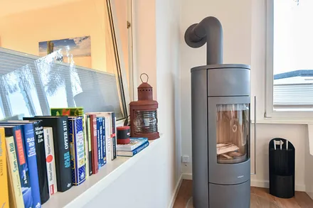 Kaminofen sowie Lesestoff für verregnete Abende