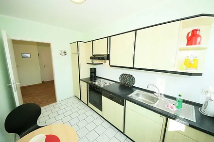 separate Küche mit Cerankochfeld, Backofen, Spülmaschine, Kühlschrank mit Eisfach, Ablufthaube, Mikrowlle, Wasserkocher, Kaffeemaschine, Toaster