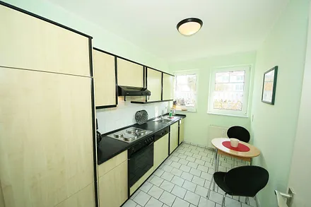 separate Küche mit Cerankochfeld, Backofen, Spülmaschine, Kühlschrank mit Eisfach, Ablufthaube, Mikrowlle, Wasserkocher, Kaffeemaschine, Toaster