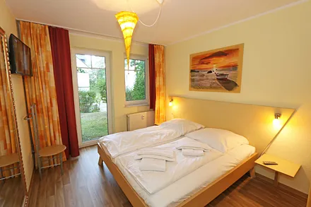 Schlafzimmer mit Doppelbett