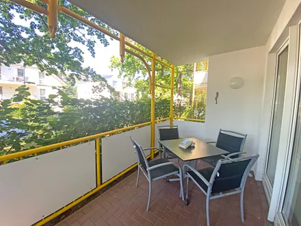 bestuhlter Balkon in ruhiger Lage