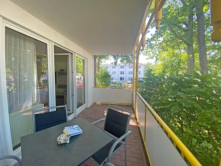 bestuhlter Balkon mit Blick ins Grüne