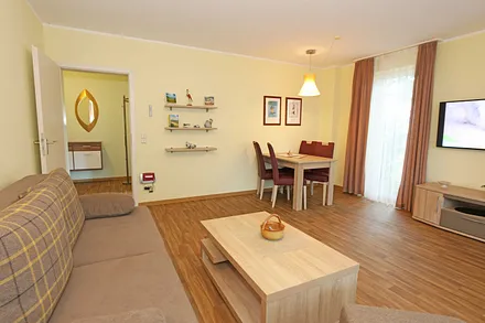 Wohnzimmer mit kleinem Tisch