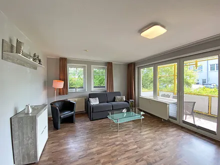 Wohnzimmer mit Schlafcouch (Aufbettung 3./4. Person, 1,60 m x 2,00 m), Sessel, TV sowie Blu-Ray-Player