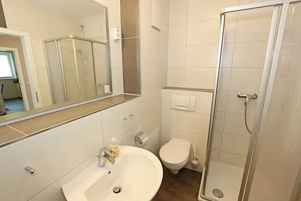 Badezimmer mit Dusche,WC, Fön