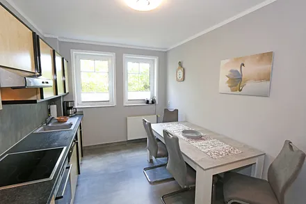 separate Küche mit 4-Herdplatten, Backofen, Mikrowelle, Geschirrspüler, Kühlschrank und diversen Küchenutensilien