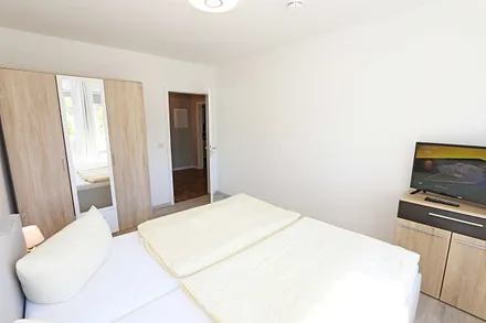 Schlafzimmer mit Doppelbett und Kleiderschrank