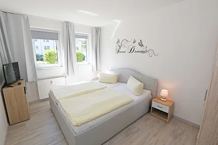 Schlafzimmer mit Doppelbett und Kleiderschrank