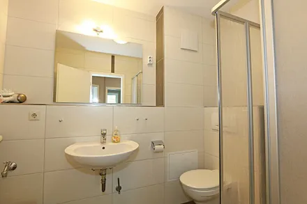 Badezimmer mit Dusche,WC, Fön