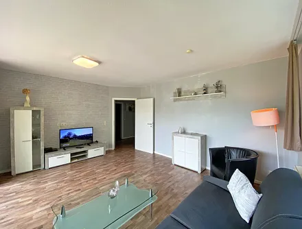 Wohnzimmer mit Schlafcouch (Aufbettung 3./4. Person, 1,60 m x 2,00 m), Sessel, TV sowie Blu-Ray-Player