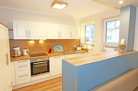 offene Eck- Küchenzeile mit Kühlschrank und Gefrierfach, Geschirrspüler, 4 Zonen Ceranfeld mit Backofen, Mikrowelle, Kaffeemaschine, Nespresso Maschine, Toaster und Wasserkocher 