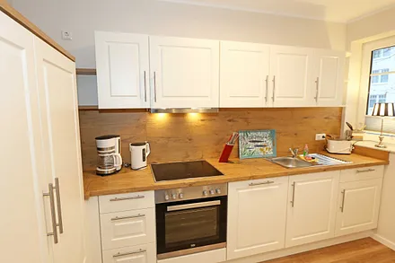 offene Eck- Küchenzeile mit Kühlschrank und Gefrierfach, Geschirrspüler, 4 Zonen Ceranfeld mit Backofen, Mikrowelle, Kaffeemaschine, Nespresso Maschine, Toaster und Wasserkocher 