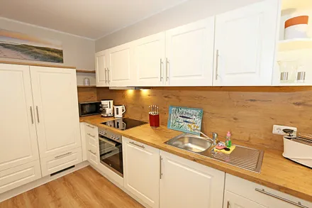 offene Eck- Küchenzeile mit Kühlschrank und Gefrierfach, Geschirrspüler, 4 Zonen Ceranfeld mit Backofen, Mikrowelle, Kaffeemaschine, Nespresso Maschine, Toaster und Wasserkocher 